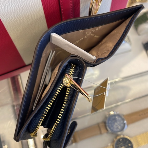 MICHAEL KORS
Medium Jet Set Travel Crossgrain Leather Bifold Zip Wallet
Navy
NWT - Picture 13 of 16